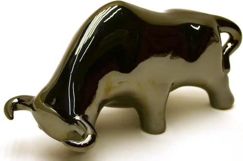 Vista 4 de Toro de escultura de cerámica hecho a mano y pintado a mano. Figura decorativa (tamaño pequeño 9.45 x 5.51 x 3.94 pulgadas) (negro mate)