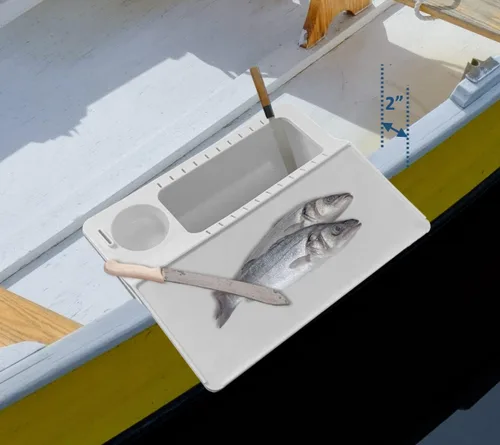 Vista 4 de Pactrade Marine Contenedor de almacenamiento blanco para kayak, con 22 cebos de pesca y señuelos, ranuras para aparejos montados en Gunwale, mesa