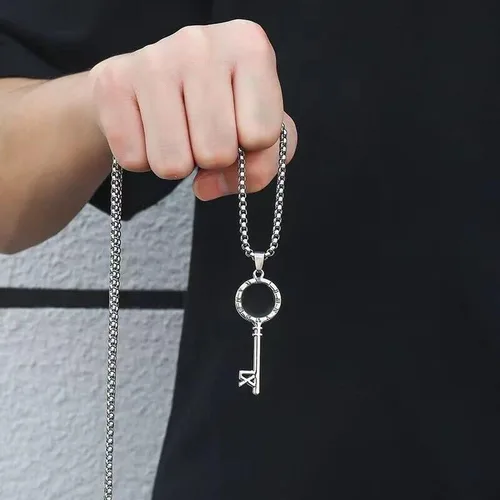 Vista 3 de Collar punk con colgante de llave de número romano para hombre y mujer, cadena de acero inoxidable de 24 pulgadas