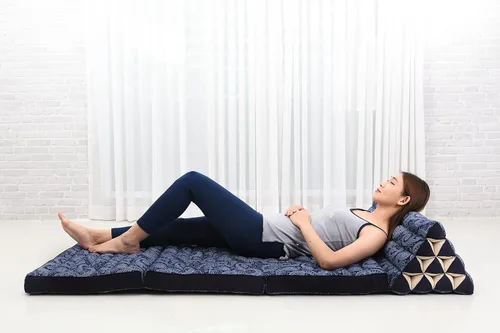 Vista 5 de Leewadee Tapete de 3 pliegues XXL con cojín triangular, almohada firme para TV, colchón plegable con cojín hecho de kapok ecológico, 67 x 31 CBT1