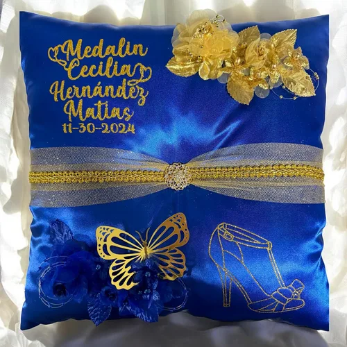 Vista 2 de Almohada para zapatos de quinceañera, azul, hecha a mano y personalizada para ti.