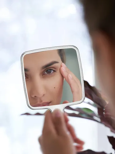 Vista 4 de MIRRORNOVA Espejo de mano, 4 pulgadas de largo x 7 pulgadas de ancho, espejo de pestañas pequeño para maquillaje, dorado