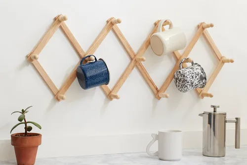 Vista 2 de Fox Run Estante de pared extensible de madera de haya para tazas de café