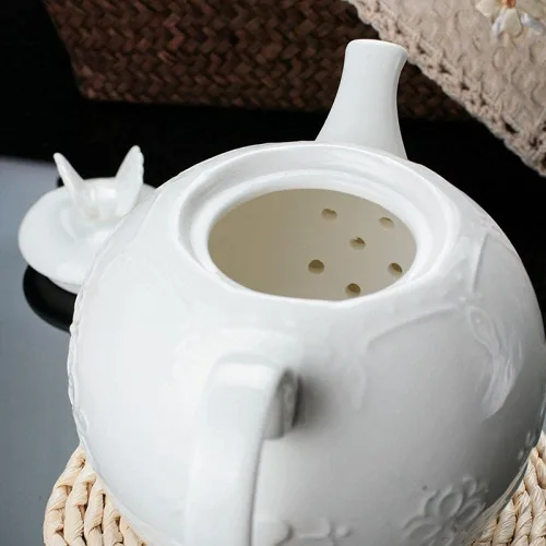 Vista 6 de Sizikato Tetera de porcelana blanca con tapa, cafetera de 30 onzas, flor y mariposa en relieve