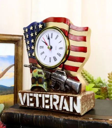 Vista 8 de Ebros Gift Patriótico Americano veterano militar soldado caído Estados Unidos Old Faithful Flag Rifle y táctico Camo casco escritorio mesa reloj