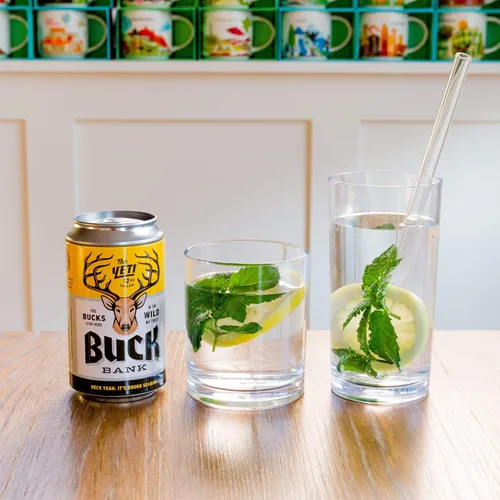 Vista 3 de Youngever Juego de 8 vasos de plástico para beber, vasos de plástico de moda antigua, vasos de plástico reutilizables para whisky y cerveza