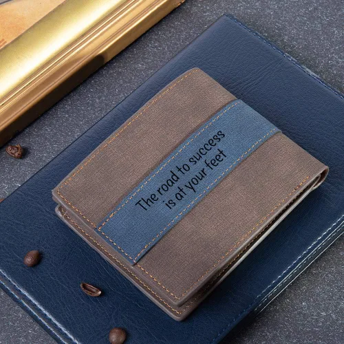 Vista 5 de JewelOra Billeteras personalizadas grabadas para hombres, billetera plegable de piel sintética con nombre personalizado para hombres, marido, papá