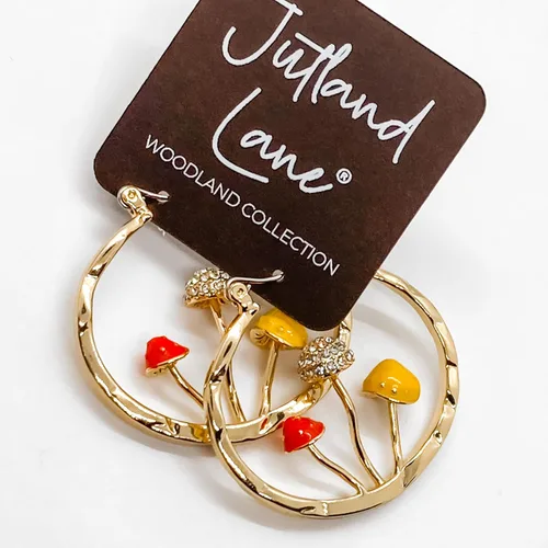 Vista 2 de Jutland Lane Collar de hongos Colgante de taburete de hada dorado Dije rectangular de hongos Joyería moderna del bosque