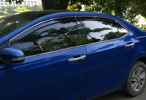 Vista 2 de Viseras de lluvia ahumadas fuera del canal de ventilación de ventana para Toyota Corolla 2014-2017
