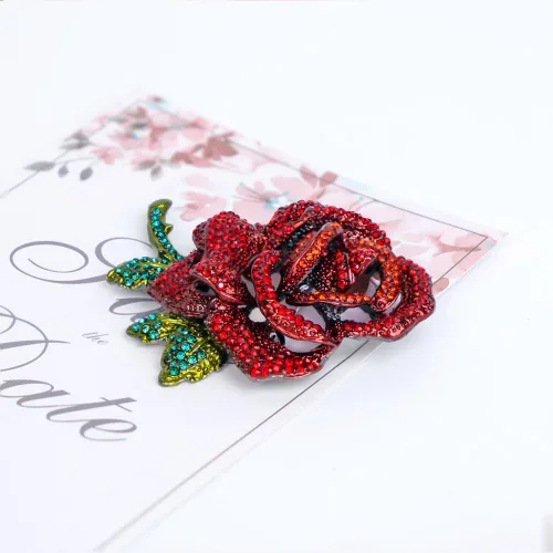 Vista 5 de Elegante broche de flores de rosas con diamantes de imitación para mujeres y hombres, pin de solapa floral de cristal vintage, elegante ramillete