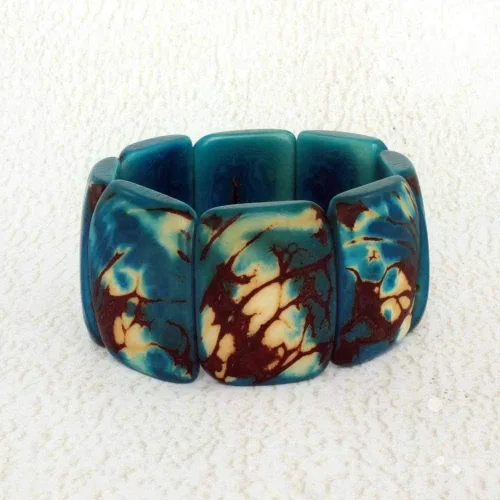 Vista 4 de Pulsera gruesa hecha de nuez de tagua orgánica, joyería de comercio justo hecha a mano para mujer