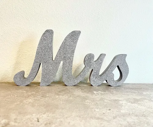 Vista 3 de Letrero de madera para decoración de boda de Mr & Mrs para mesa de recepción de novia y novio. Letras de madera para centro de mesa de pareja