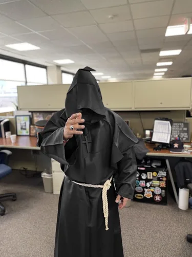 Vista 2 de UQJE Bata de monje renacentista de 4 piezas, bata de cultista para Halloween, disfraz de fraile para hombre y adulto