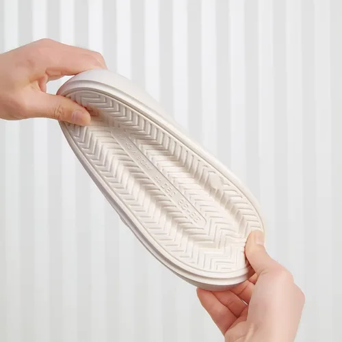 Vista 4 de CVACAURNTO Pantuflas de nube para hombre y mujer, sandalias de baño acolchadas con suela gruesa, zapatos de almohada para interiores y exteriores