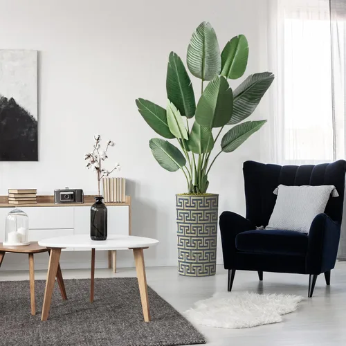 Vista 18 de Árbol artificial en macetero con patrón geométrico moderno, palmera tropical areca artificial de seda para decoración del hogar en interiores
