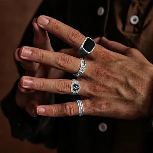 Vista 2 de Juego de 34 anillos punk plateados vintage para mujeres y hombres, con sello gótico, apilables, calavera, póquer, nudillos, juego de 34 piezas