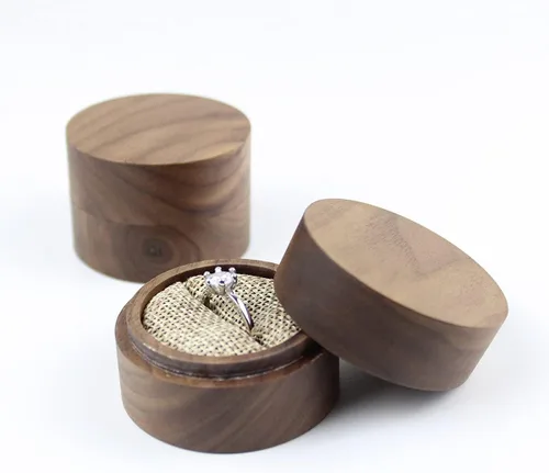 Vista 2 de Caja de anillo de compromiso pequeña de madera de nogal rústico, mini caja redonda de madera maciza para almacenamiento de anillos de boda