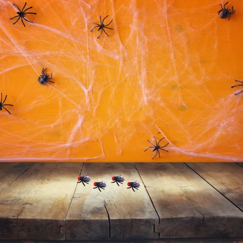 Vista 7 de 50 mini moscas de plástico: pequeñas moscas realistas para trucos de broma, broma de utilería de Halloween para fiestas de inocentes de abril