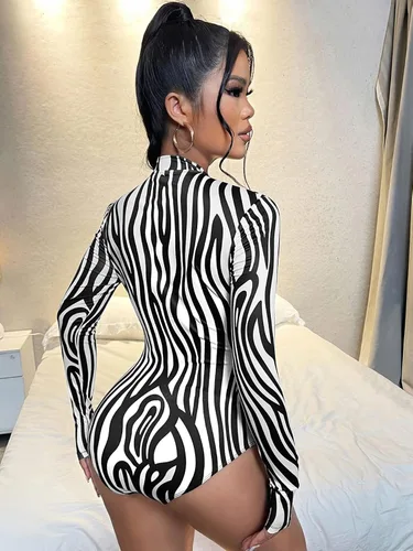 Vista 2 de WDIRARA Camiseta de manga larga con estampado de cebra y cuello alto para mujer