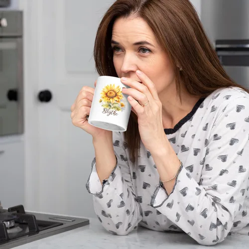 Vista 4 de Taza personalizada para amantes de los girasoles con nombre, regalos personalizados para amantes de las flores, taza de café de cerámica