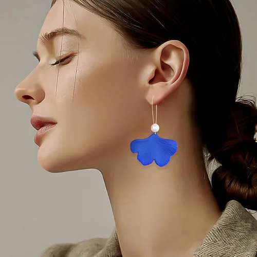 Vista 7 de GBAHFY Aretes bohemios de resina con pétalos de rosa, aretes largos de acrílico escalonados, aretes de borla floral exagerados para mujer