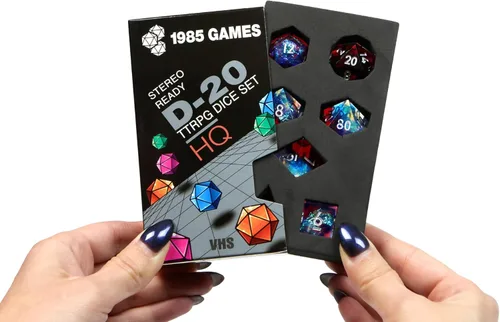 Vista 7 de 1985 Games Juego de dados D&D de borde afilado – Dados poliédricos de resina hechos a mano en caja retro VHS – 7 dados para TTRPG (Bola de Cristal)