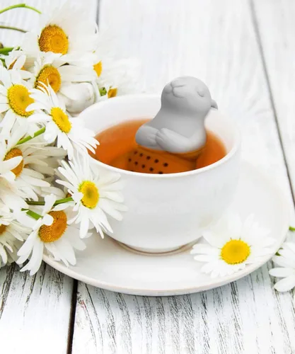 Vista 2 de Genuine Fred, BREW BUNNY, infusor de té reutilizable de silicona con forma de conejo, gris, divertido regalo para amantes del té, ingenioso gadget