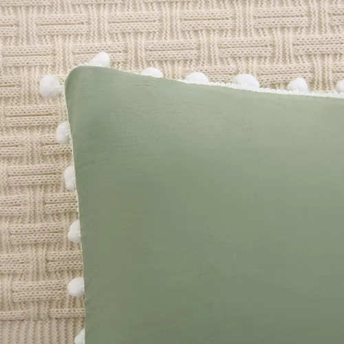 Vista 4 de Juego de 2 fundas de almohada con pompones color verde aguacate, tamaño Queen estándar, 100% microfibra lavada, funda de almohada con flecos de bola