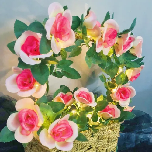 Vista 6 de Guirnalda de luces artificiales de vid de rosas de 7.5 pies, funciona con pilas, guirnalda de rosas para San Valentín, boda, dormitorio, fiesta