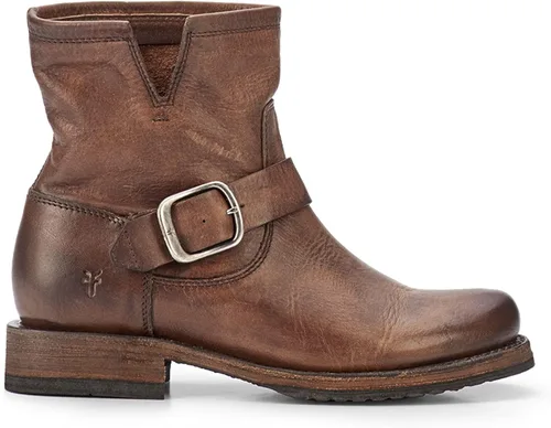 Vista 2 de Frye Veronica Botines para mujer hechos de cuero cepillado de grano completo con herrajes de metal antiguo e impermeables construcción de ribete