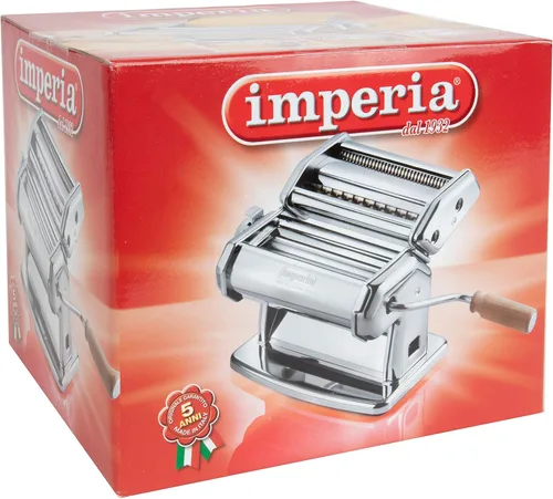 Vista 2 de Imperia Máquina para hacer pasta, color blanco, fabricada en Italia, construcción de acero resistente con esfera de fácil bloqueo, mango de agarre