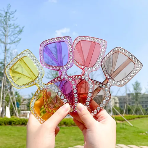 Vista 3 de Paquete de 1020 lentes de sol cuadrados de gran tamaño con diamantes retro con purpurina brillante para fiestas
