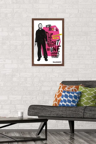 Vista 2 de Trends International Halloween II - Póster de pared con texto en inglés "He's Versión enmarcada de caoba