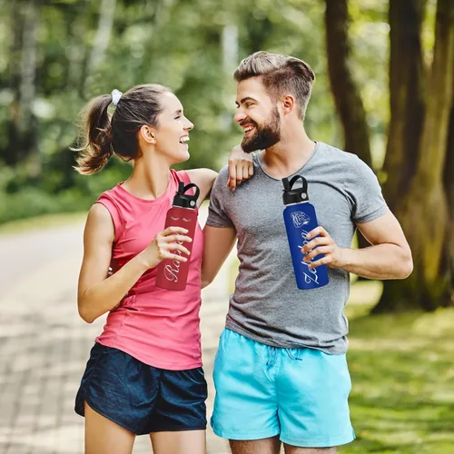 Vista 8 de Botella de agua grabada personalizada aislada con pajilla, botella de agua deportiva personalizada con nombre, botella de agua de acero inoxidable