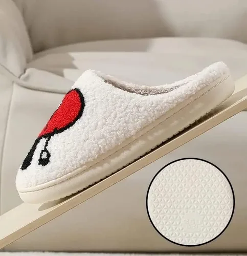 Vista 4 de Qmuzwed Pantuflas de conejo lindas para mujeres y hombres, pantuflas mullidas y esponjosas cálidas y acogedoras con corazón de amor, zapatos suaves