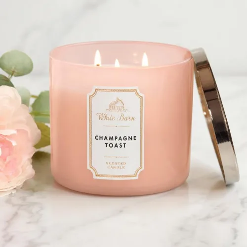 Vista 2 de Bath and Body Works White Barn Vela con 3 mechas con aroma a champán tostado, etiqueta básica de White Barn, 14.5 onzas