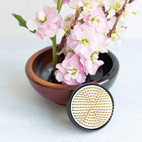 Vista 2 de Kit esencial de herramientas para arreglos florales Ikebana japonés de la serie Minoyaki de Wazakura con pequeña jarra de cerámica redonda y rana