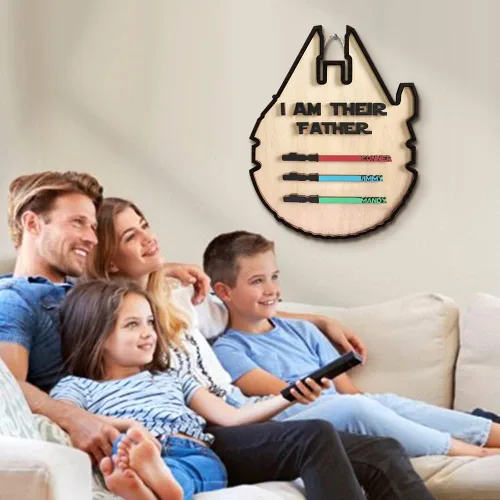 Vista 3 de Letreros de madera personalizados con nombres y sables de colores personalizados con texto en inglés "I AM THEIR THEIR Father", grabado con nombre