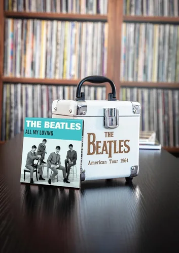 Vista 4 de Crosley CR4081A-AML The Beatles 1964 "All My Loving" Single con funda de transporte