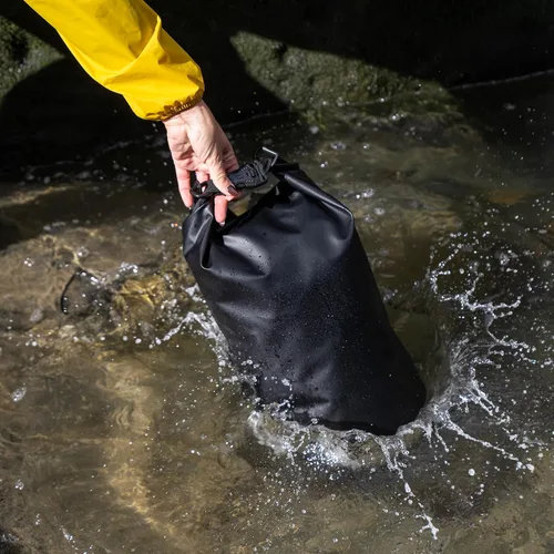 Vista 5 de Ho Stevie! Bolsa seca impermeable resistente - Mantiene tus cosas secas, en viajes de surf, campamento o cualquier aventura (negro, 5L)