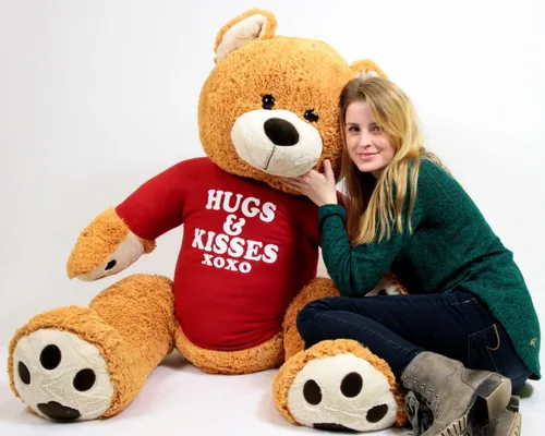 Vista 2 de Big Plush Abrazos y besos oso de peluche gigante de cinco pies de alto color marrón miel viste camiseta que dice abrazos y besos XOXO