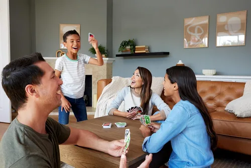 Vista 2 de Mattel Games Juego de cartas UNO para niños, adultos y noches y fiestas familiares, viajes y vacaciones, baraja accesible y personalizable