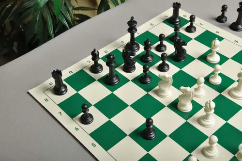 Vista 3 de La Casa De Series de Competencia del Staunton piezas de plástico – juego de ajedrez sólo – 3.75" Blanco y Negro