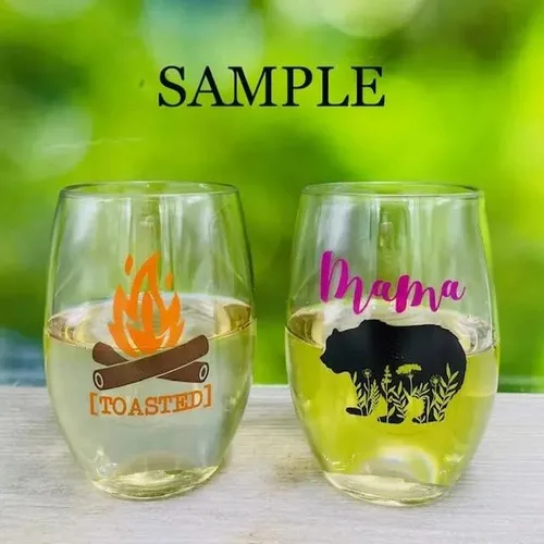 Vista 5 de Juego de 4 copas de vino de plástico irrompibles de 16 onzas sin tallo de diseño navideño (ideal para regalar)