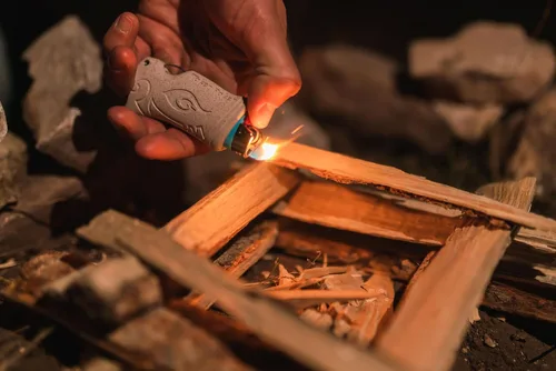 Vista 5 de Toker Poker Abrebotellas Carbón, Estuche para Encendedor Herramienta Múltiple para Acampar y Otros