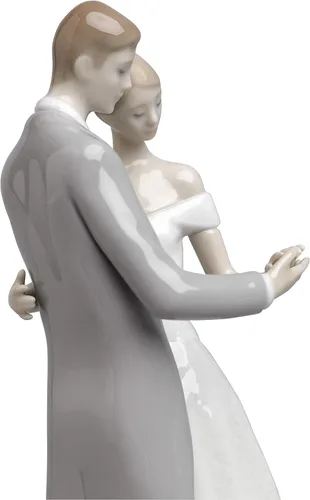 Vista 2 de LLADRÓ Figura de porcelana de una pareja de bodas unidos para siempre. boda decorativa del novio y la novia en porcelana brillante.