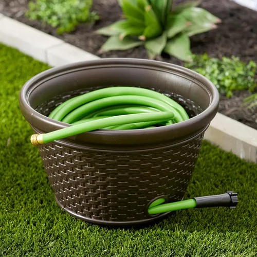 Vista 4 de Suncast Paquete de 2 macetas decorativas de mimbre para manguera de jardín con 4 agujeros de drenaje para mangueras de 100 pies, Java