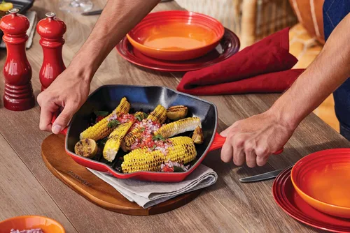 Vista 7 de Le Creuset Sartén cuadrada Signature de hierro fundido esmaltado, 10.25 pulgadas, sal marina