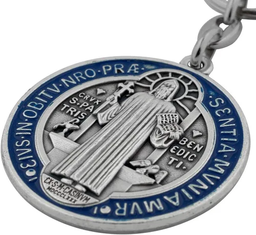 Vista 5 de VILLAGE GIFT IMPORTERS Llavero grande de 2 pulgadas con medalla de San Benito, patrón de los estudiantes y Europa, metal plateado con detalles
