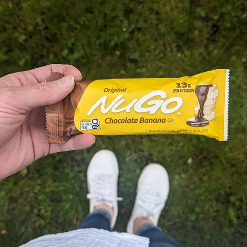 Vista 9 de NuGo Original, Chocolate Banana, Barra de Proteínas de 0.46 oz, Sin Gluten, 15 Ct